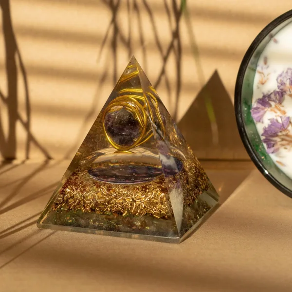 Střední Orgonitová Pyramida 7x6cm - Balený Ametyst - Kousky Mědi