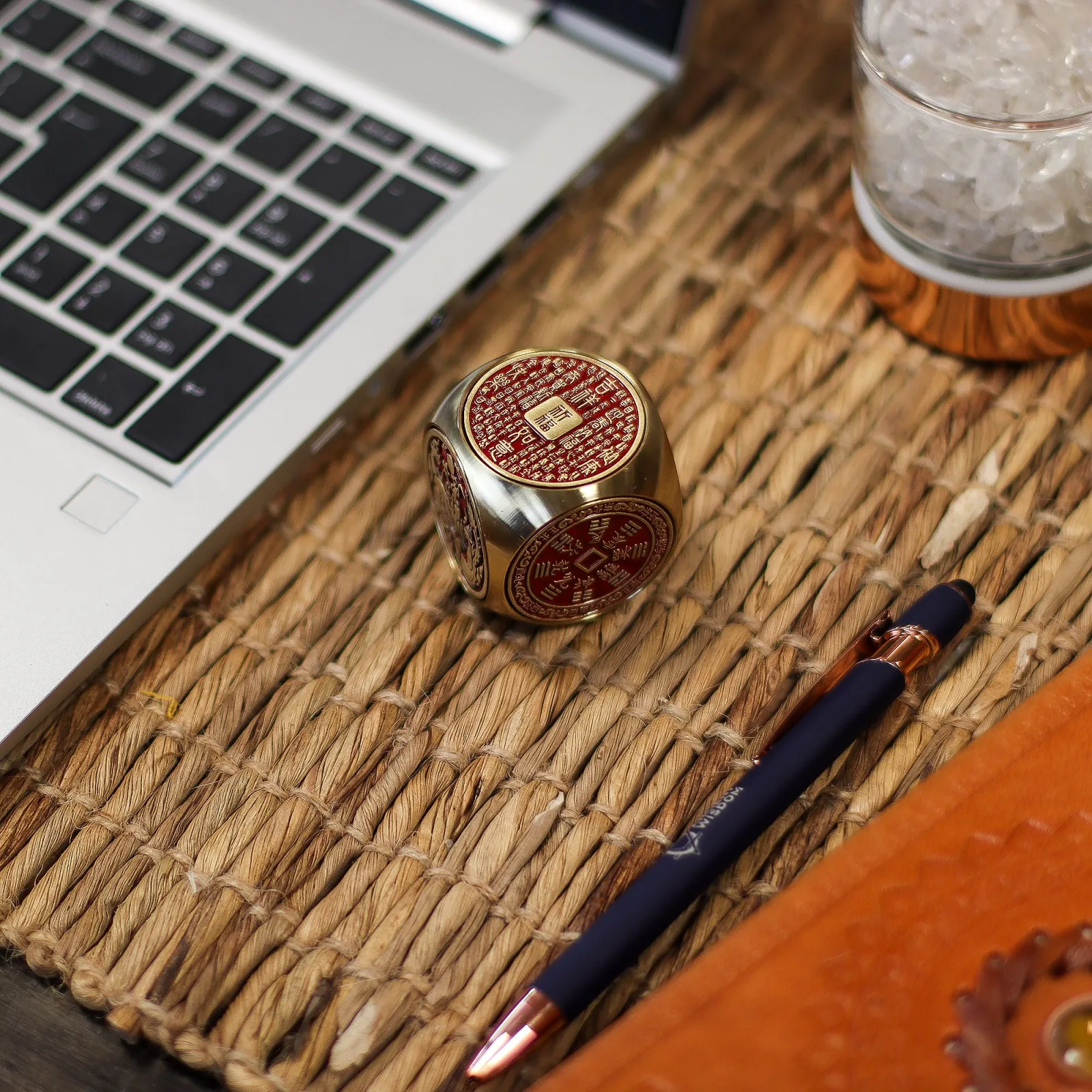 Feng Shui Štěstěna - Červená a Mosazná Kostka Prosperity - Plochá