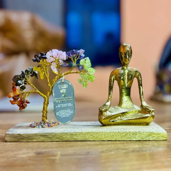 Stromek Štěstí s Jóga Figurkou na Mangovém Dřevě - Mudra Póza - 7 Čaker - 100 Kamínků