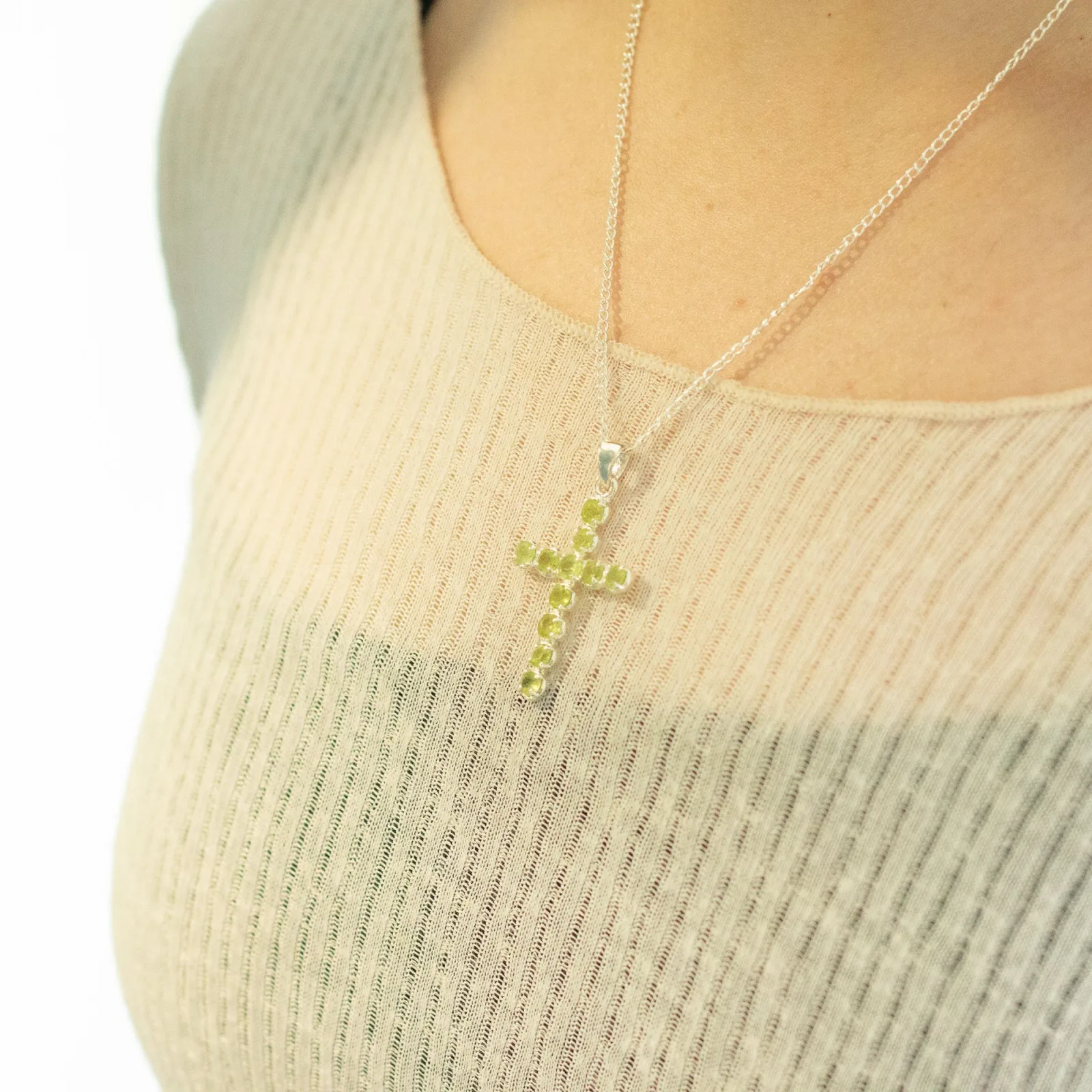 Indické modlitební přívěsky - postříbřené (řetízek 45 cm) - peridotový kříž
