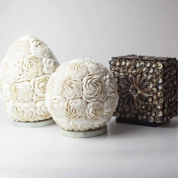 Boho Lampa z Mořských Mušlí - Glóbus Růží - 15cm