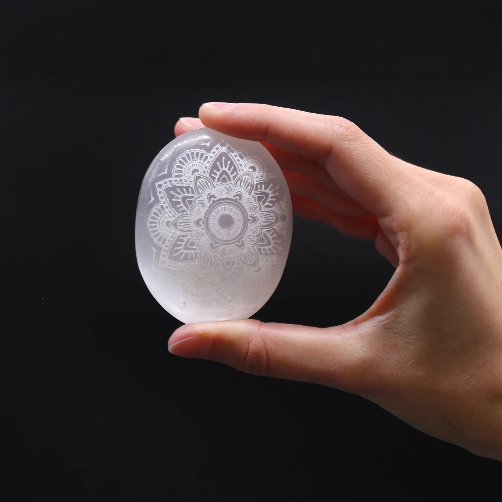 Selenitový Oblázek - Gravírovaná Mandala